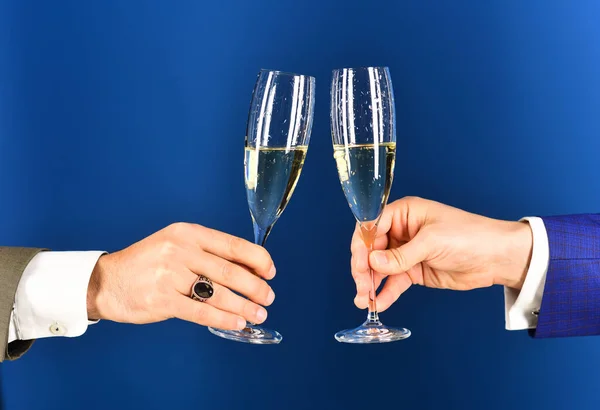 Corporate kerstfeest concept. Zakenmensen die toast uitbrengen met champagne — Stockfoto