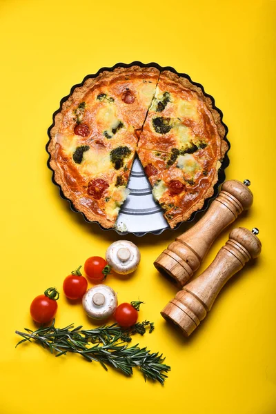 Concetto di cucina rustica tradizionale. Torta di pizza in teglia di metallo — Foto Stock