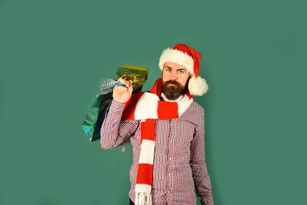 Santa s barevnými balíčky. Muž s vousy a veselou tváří — Stock fotografie