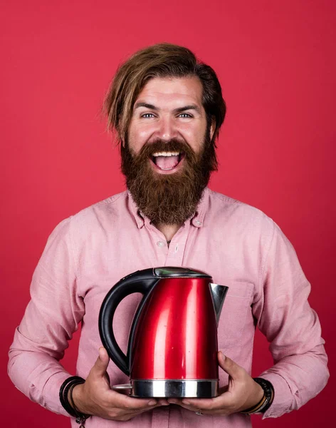 Meilleure offre. homme barbu. boire une boisson chaude. présentation des ustensiles de cuisine. bonne qualité. hipster mature avec barbe buvant du thé. brutal avec une bouilloire électrique. réchauffer votre journée — Photo