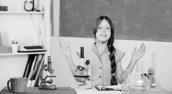 Профессиональный выбор обратно в школу. биологическое образование. девушка изучает химию с помощью пробирки. школьная лаборатория. Современные технологии. Научный урок с микроскопом. маленькая девочка с лабораторной колбой — стоковое фото