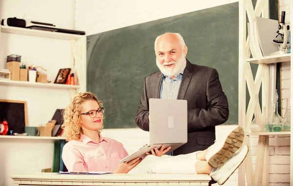 A scuola. studentessa con tutor uomo alla lavagna. superare l'esame. stanza degli insegnanti. istruzione scolastica moderna. studente e tutor con computer portatile. senior insegnante e donna a scuola lezione — Foto Stock