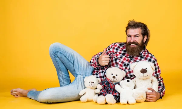 Loja de brinquedos. Conceito de celebração de férias. Cara feliz brinca com brinquedo macio. Conceito de humor infantil. O tipo gosta do dia dos namorados. melhor presente de sempre. Dia dos Namorados presente para amado — Fotografia de Stock