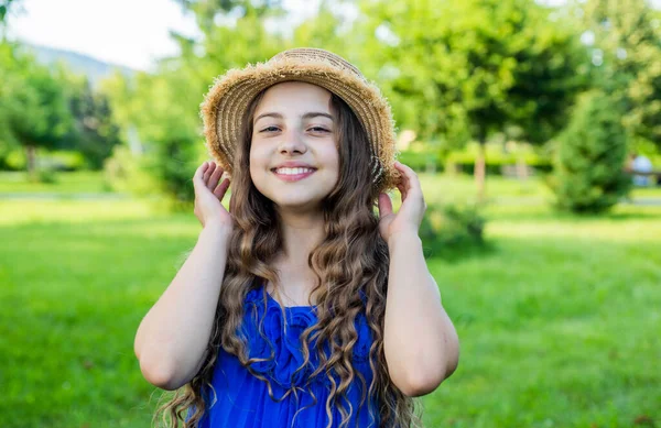 公園で晴れた夏の日を楽しむ楽観的な笑顔の女の子 — ストック写真