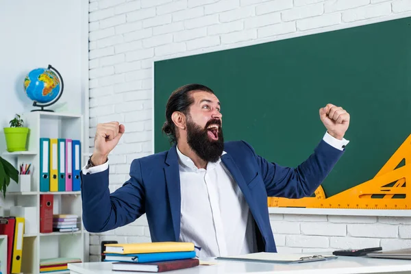 Homem feliz com barba comemorar com sucesso passou exame na escola ou universidade, educação informal — Fotografia de Stock