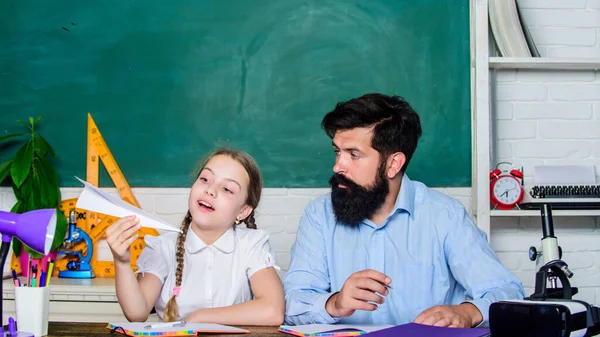 Crear una comunidad de estudiantes. Profesora y colegiala. Hombre barbudo pedagogo y alumno divirtiéndose. Desarrollar aprendices atentos que estén creciendo y logrando activamente. Los estudiantes de ocio —  Fotos de Stock