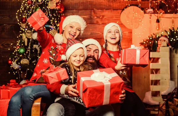 Świąteczna radość. Wesołych świąt. Rodzice i dzieci otwierają prezenty świąteczne. Ojciec Święty Mikołaj i matka małe córeczki tło choinki. Święta tradycja. Działalność związana z więzami rodzinnymi — Zdjęcie stockowe