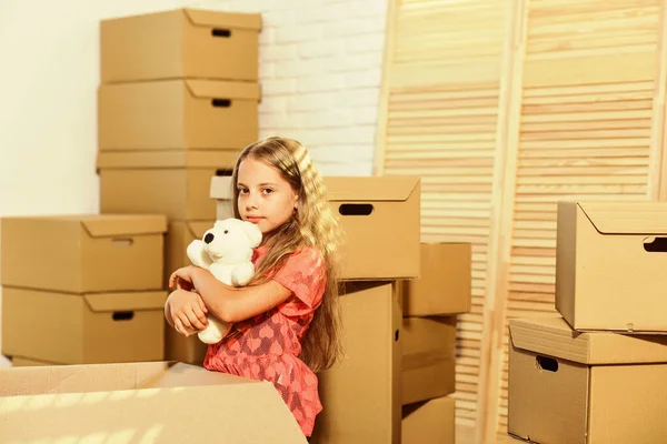 新的有一个观点。购买新住所。快乐的小女孩带着玩具。纸板箱-搬到新房子。快乐的孩子纸板箱。移动的概念。新公寓 — 图库照片