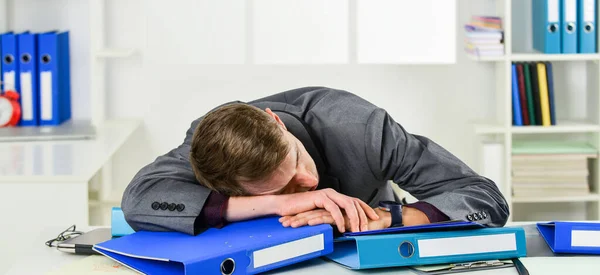 Працівник спить на робочому місці папок документів, концепція проблеми з перевантаженням — стокове фото
