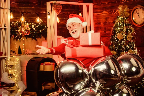 Presentes de Natal e presentes. decoração da festa. Homem barbudo chapéu de Pai Natal. Feliz Natal. Feliz Natal. feliz ano novo 2020. alegre Papai Noel festa balões. celebração de férias de inverno — Fotografia de Stock