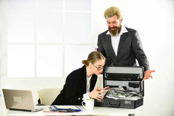 O homem de negócios ganha dólares. parceria milionária confiante. economia e finanças. Um rico bancário. investimento em si mesmo. parceiros de negócios. homem e mulher de sucesso tem muito dinheiro — Fotografia de Stock