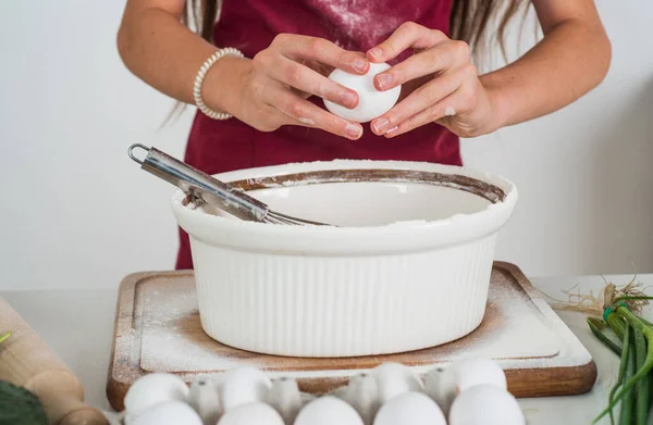 아이들이 달걀과 밀가루를 쳐서 요기로 반죽을 만들고 — 스톡 사진
