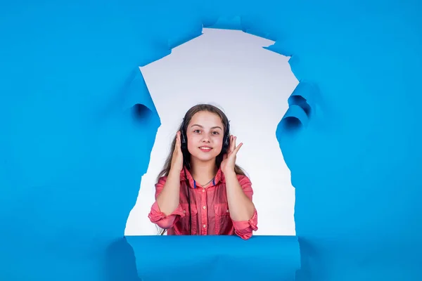 Adolescente chica usar auriculares. La música es vida. niño escuchando música en los auriculares. tecnología moderna en la educación escolar. aprendiendo a través de audiolibros. su canción favorita — Foto de Stock