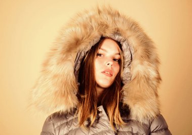 Her şeyden uzaklaşmak. Kış kıyafetleri içinde güzellik. Soğuk sezon alışverişi. Mutlu kış tatilleri. Kabarık ceketli kız. Sahte kürk modası. Soğuk algınlığı. Mevsimlik moda. Yastıklı, kalın ceketli kadın.