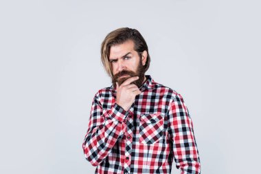 Bir şey düşünüyordum. Sakallı adam kareli gömlek giyer. Kendine güvenen ve yakışıklı vahşi bir adam. Erkek berber bakımı. Saç ve sakal bakımı. Sakallı, olgun bir hippi. Bıyıklı, vahşi beyaz adam.