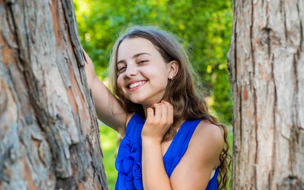 A teljes fogak királyak. Boldog gyermek mosoly a fa nyáron a szabadban. Fogászati egészség. Szájhigiénia. Egészséges száj és íny. Gyermekfogászat. Jobb fogak, jobb egészség — Stock Fotó