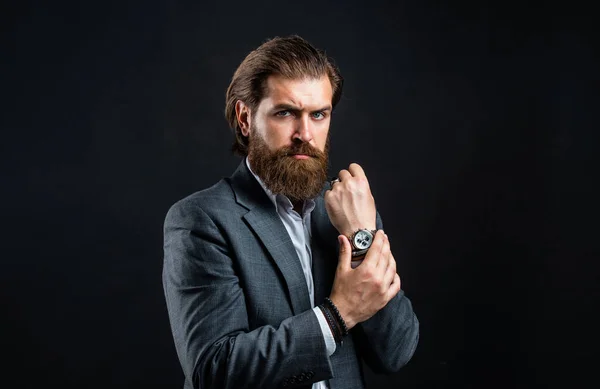 Relógio de pulso homem de negócios pulso acessório terno formal, conceito de tempo inestimável — Fotografia de Stock