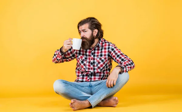 Só um gole. conceito de vida. Homem hipster bonito com xícara de café. Ele está a fazer uma pausa para o café. Bonito homem maduro a beber do copo. Segure uma xícara de café ou chá — Fotografia de Stock