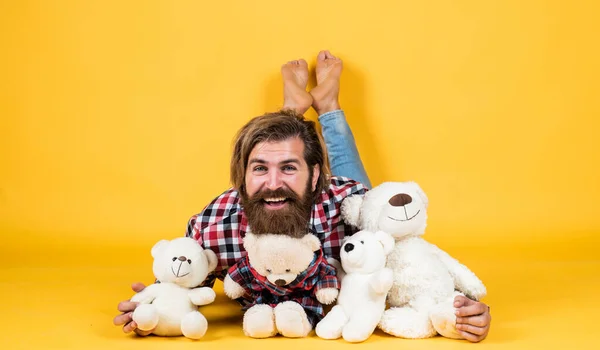 Hipster como um brinquedo de animal. Aniversário festa de férias celebração. sentir felicidade. Homem com barba segurar urso de brinquedo bonito. O homem tem ursinho de peluche. Presentes e feriados conceito. Isto é para ti. — Fotografia de Stock