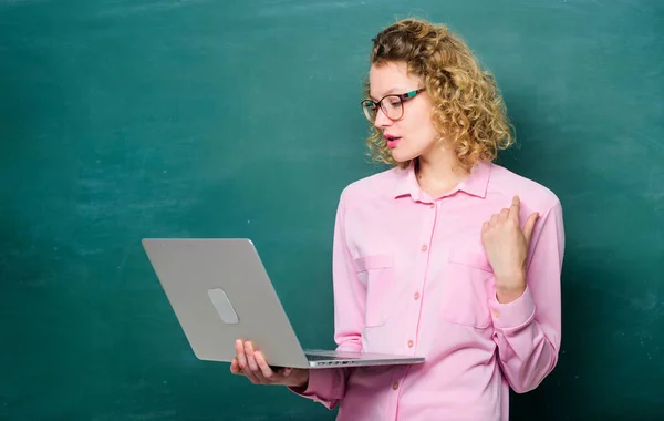 Zakenvrouw. online onderwijs. Bedrijfskunde. Gelukkige student met bril en laptop. moderne technologie. Meisje op de moderne school. lerares op schoolbord. e-learning. Onderwijs via internet — Stockfoto