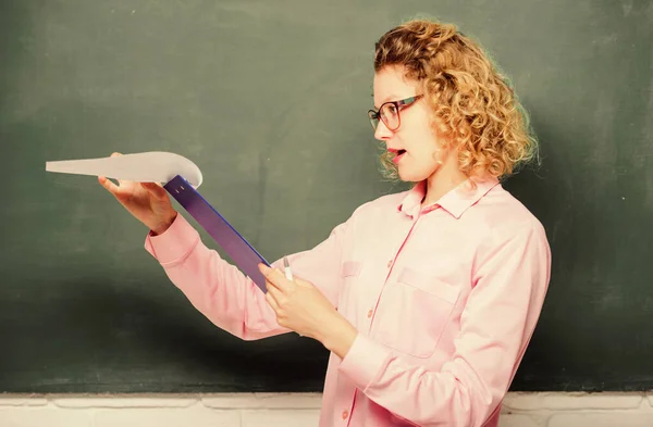 Menuju pengetahuan. Tahun ajaran baru. Gadis mempersiapkan diri untuk ujian. guru perempuan di pelajaran sekolah. laporan proyek. kembali ke sekolah. guru dengan folder dokumen. terkonsentrasi siswa dalam gelas di papan tulis — Stok Foto