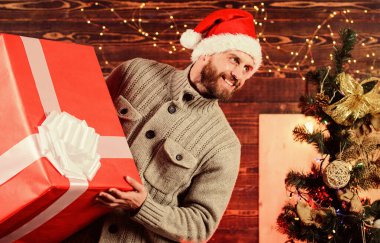 Sakallı, Noel Baba şapkalı mutlu adam. Senin için bir hediye. Sadece benim. Kış indirimleri için avantajlı bir teklif. Noel alışverişi. Bu ne sürpriz. Yeni yıl hediyesi. Adamın büyük bir hediyesi var. İnternetten hediye bul