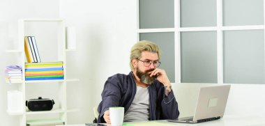 Adam evde oturuyor ve dizüstü bilgisayarla çalışıyor. CEO rahat bir iş yerinde çalışıyor. Dizüstü bilgisayarda serbest çalışan biri. Online eğitim ya da sosyal medya kavramı. Evden çalışan serbest çalışan biri. Fikirlerimizi paylaşıyoruz.