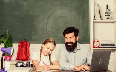 Özel ders. Dizüstü bilgisayarı olan bir öğretmen ve kız öğrenci. Modern teknolojileri öğren. Babamla evde eğitim. Çalışmana yardım edecek bir arkadaş bul. Adam sakallı pedagog öğretiyor. İnternette çalış
