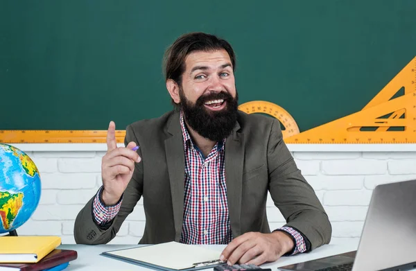 Apoyarse es un tesoro. Prepárate para el examen. profesor universitario en la lección. de vuelta a la escuela. educación no formal. profesor feliz haciendo notas en papel. brutal barbudo trabajo en el aula con documentos —  Fotos de Stock