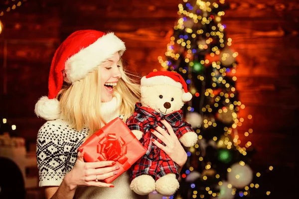 Tudo o que ela quer para o Natal. Uma mulher alegre. A mulher tem presente de brinquedo de ursinho de pelúcia. Acessório de Natal de Papai Noel. Bonito presente. Preparação de Natal. Celebração de férias de inverno. Feliz Ano Novo. Humor de Natal — Fotografia de Stock