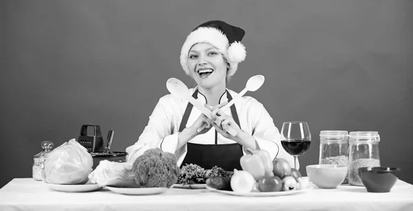 试试主餐。圣诞节派对的想法很简单。健康的圣诞佳肴。节日菜单的概念。女厨师桑塔帽子煮着木制勺子.最好的圣诞食谱。圣诞晚餐的主意 — 图库照片