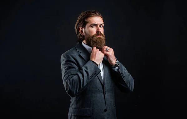Man med skägg bära grå kostym bolagsstil, företag direktör koncept — Stockfoto