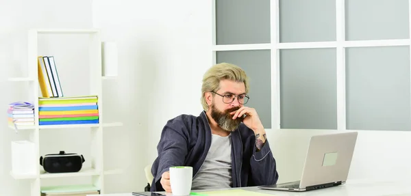 Homme assis à la maison et travaillant sur un ordinateur portable. ceo travailler sur un lieu de travail confortable. travail indépendant à l'ordinateur portable. éducation en ligne ou concept de médias sociaux. pigiste travaillant à la maison. Partage d'opinions — Photo