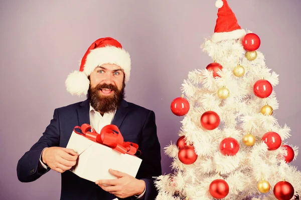 Regali d'amore. uomo celebrare il successo aziendale vicino all'albero di Natale. Buone feste. saldi invernali. shopping natalizio. uomo barbuto regali da Babbo Natale. ricompensa uomo d'affari di successo alla festa di Capodanno — Foto Stock