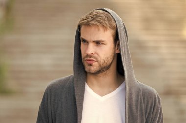 Modayı takip ediyorsun. Şehir modası. Şehir modern hayatı. Kapüşonlu adam. Kapüşonlu adam dışarıda. Holigan kapüşonlu giyer. Hırsız gibi görünen kapüşonlu hırka. Sıradan bir tarz. Tehlike ve güven kavramı