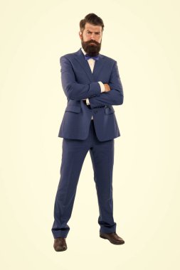 Modern iş. Tecrübeli liderlik. Etkinlik yöneticisi. Modern hayatta iş. Damat düğüne hazır. Resmi takım elbiseli sakallı adam. İş adamı sakallı, olgun patron papyon takıyor. Sanat Yönetmeni