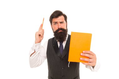 Okumak hayal gücünü genişletir. Erkek öğretmen kalem tutma kitabını kaldırdı. Sakallı adam yazmayı ve okumayı öğretiyor. Hayali bir kitap. Yaratıcı düşünce. Hayal gücü konsepti. Eğitim Okulu