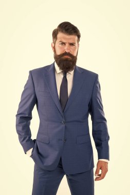 Modern iş adamı. Takım elbiseli, kendinden emin, olgun bir adam. Uygun bir adam poz veriyor. Başarılı iş adamı portresi. Erkek modası. Patron erkek giyim mağazası. Kendine güvenen yakışıklı bir adam kostüm giyer. Güzel kıyafet.
