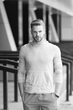 Vücudun üzerinde çalışmanı sağlayacağım. Kişisel antrenör. Adam dışarıda çalışıyor. Güçlü adam fitness kıyafeti giyer. Sporcu ya da sporcu. Spor ve atletizm. Formumu koruyorum. Egzersiz konsepti