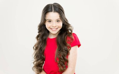 Kuaför salonu. Cilt bakımı ve doğal saç. moda ve güzellik. hippi çocuk. Uzun kıvırcık saçlı mutlu kız. Küçük kız gülümsüyor. çocukluk mutluluğu. Çocuklar kozmetik ve cilt bakımı. Cilt bakımı