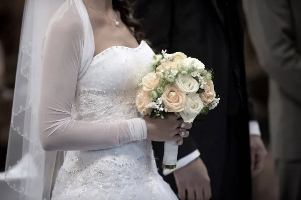 Belo buquê de rosas de casamento — Fotografia de Stock