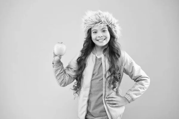 Hora del almuerzo. Semestre de invierno. Adolescente con mochila. Un bocadillo saludable. Educación moderna. Una colegiala con estilo. Una colegiala sonriente sostiene fruta de manzana. Colegiala feliz vida cotidiana. Comer alimentos naturales —  Fotos de Stock