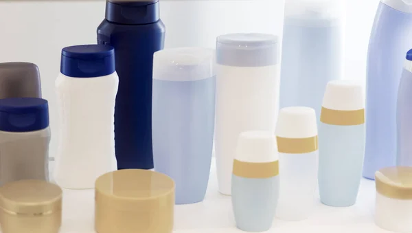 Produtos de beleza vazios garrafas de plástico — Fotografia de Stock
