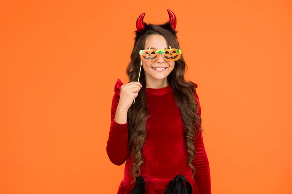 Adoro essere strega. Buon Halloween. Dolcetto o scherzetto. costume festivo di carnevale di strega. bambino con accessorio partito. bambino festeggia la vacanza autunnale. adolescente ragazza in corna diavolo celebrare Halloween — Foto Stock