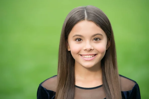 Feliz niña pequeña con pelo largo morena sonrisa con lindo look verde hierba verano al aire libre, belleza — Foto de Stock