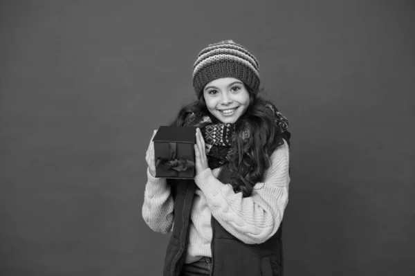 Online shop. childhood happiness. nice purchase. girl with new year present box. happy winter holidays. little girl knitted hat and scarf. merry christmas. xmas party mood. winter shopping sales — Stock Photo, Image