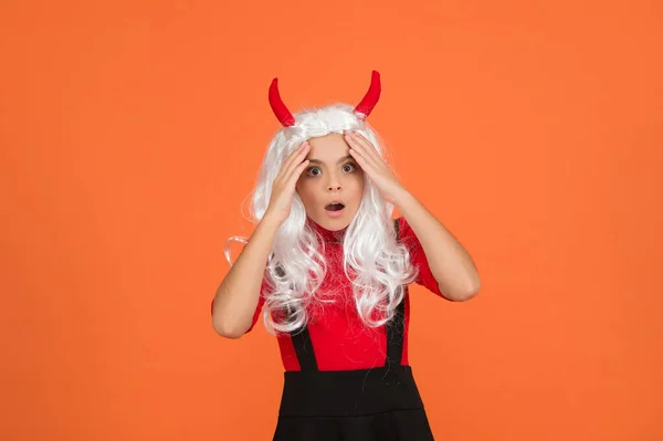 Schockiertes Hexenkind mit weißem Haar trägt Kostümhörner von Wichteln auf der Halloween-Party, fröhliches Halloween — Stockfoto