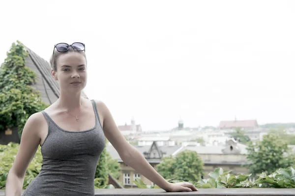 Femme en gilet sexy en krakow, poland. Femme sensuelle debout sur le paysage urbain sur le ciel blanc. Aventure Wanderlust et découvrir. Vacances et voyages. Mode d'été et concept de style, espace de copie — Photo