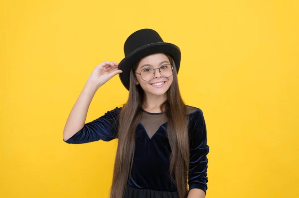 Feliz niño llevar vestido de fiesta negro con sombrero con el aspecto de la moda fondo amarillo, accesorio —  Fotos de Stock