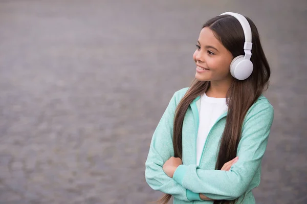 De vuelta a la escuela. educación privada en línea. niño sonriente estudio audio libro. elearning y ebook. felicidad infantil. chica adolescente en auriculares. espacio de copia. niño feliz usar auriculares. escuchar música — Foto de Stock